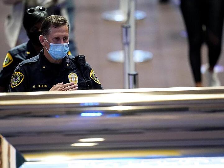 Der Polizeibeamte H. Harris aus Houston trauert vor dem aufgebahrten Sarg von George Floyd.