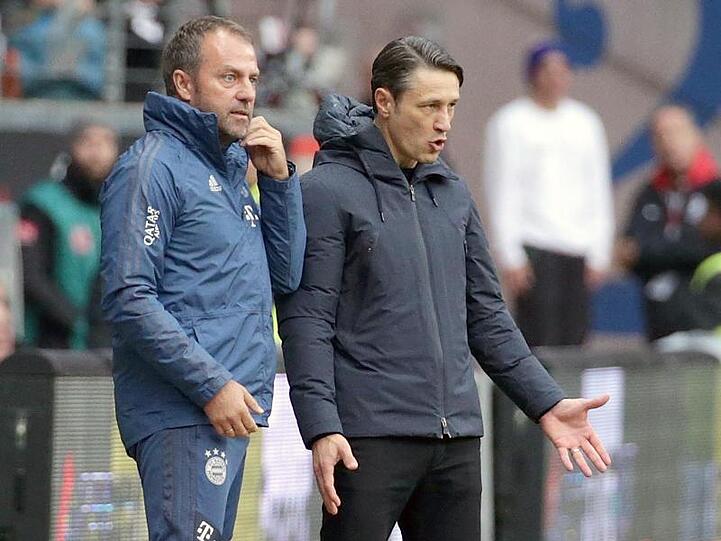 Der Interimstrainer vom FC Bayern München, Hansi Flick, und der entlassene Niko Kovac an der Seitenlinie. Foto: Hasan Bratic/dpa