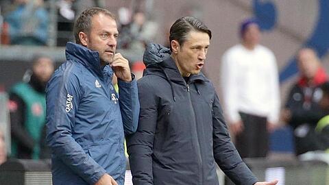 Der Interimstrainer vom FC Bayern München, Hansi Flick, und der entlassene Niko Kovac an der Seitenlinie. Foto: Hasan Bratic/dpa