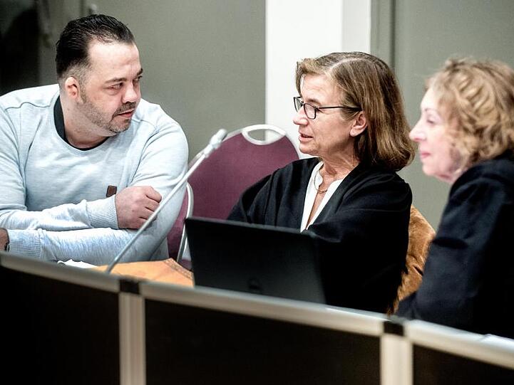 Der wegen Mordes angeklagte Niels Högel sitzt im Gerichtssaal neben seinen Anwältinnen Ulrike Baumann (M.) und Kirsten Hüfken.