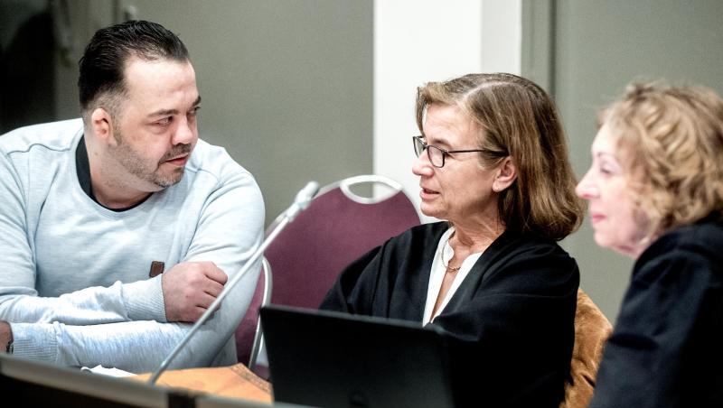 Der wegen Mordes angeklagte Niels Högel sitzt im Gerichtssaal neben seinen Anwältinnen Ulrike Baumann (M.) und Kirsten Hüfken. Der wegen Mordes angeklagte Niels Högel sitzt im Gerichtssaal neben seinen Anwältinnen Ulrike Baumann (M.) und Kirsten Hüfken.