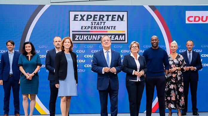 Kanzlerkandidat Armin Laschet (mitte) präsentiert das "Zukunftsteam" der Union in der CDU-Parteizentrale.
