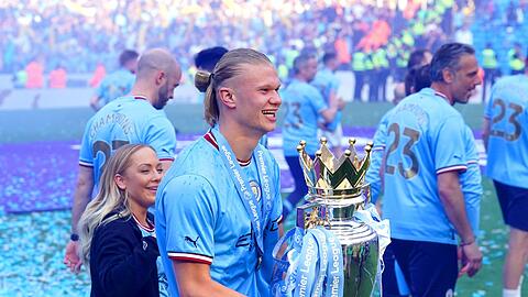 Toptorjäger Erling Haaland feiert seinen ersten Premier-League-Titel.