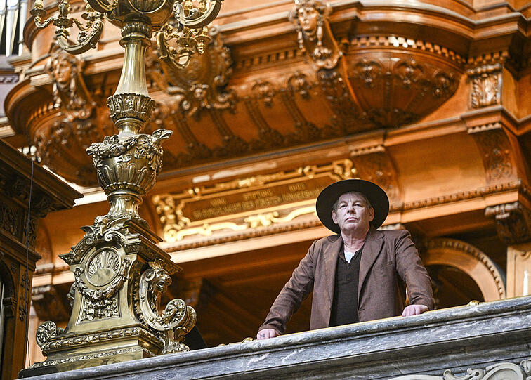 Ben Becker steht bei einem Pressetermin der Premieren-Tournee "Todesduell" im Berliner Dom.
