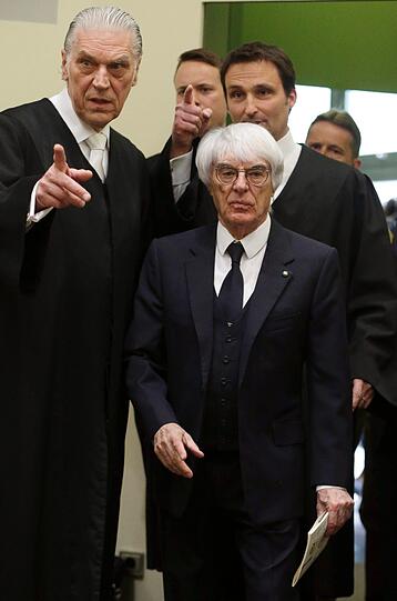 Bernie Ecclestone in München: Der Formel-1-Boss steht wegen Bestechung in Millionenhöhe vor dem Münchner Landgericht. Die Bilder vom ersten Prozess-Tag.