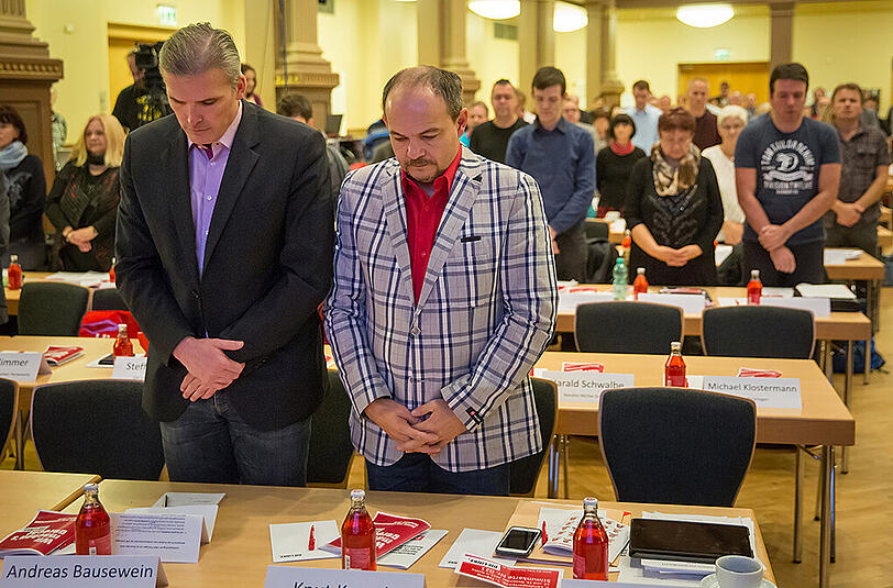 Andreas Bausewein (l, SPD-Landesvorsitzender) und Knut Kreuch (SPD, Oberbürgermeister Gotha) halten in Gotha (Thüringen) auf dem Landesparteitag der Partei Die Linke gemeinsam mit den Delegierten eine Schweigeminute für die Opfer der Pariser Terroranschläge.