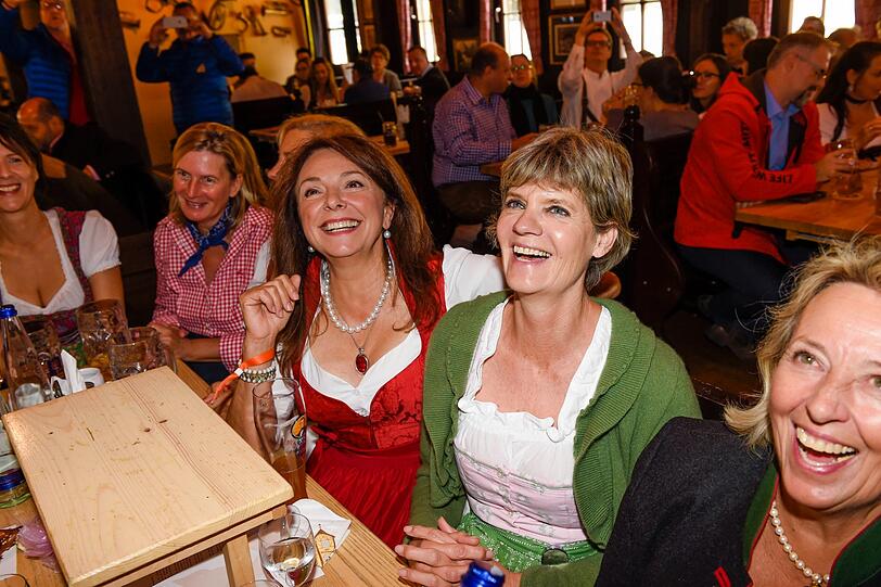 Die VIP-Ladies in Rot auf der Red Damen Wiesn sammeln Geld für den guten Zweck.