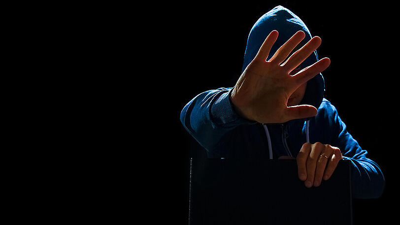 Unbekannte Internetbetrüger hintergehen den Wunsch nach Information.