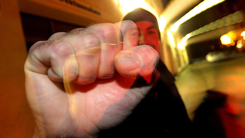 Der 31-Jährige wurde von der Dreiergruppe beleidigt und geschlagen (Symbolbild). Der 31-Jährige wurde von der Dreiergruppe beleidigt und geschlagen (Symbolbild).