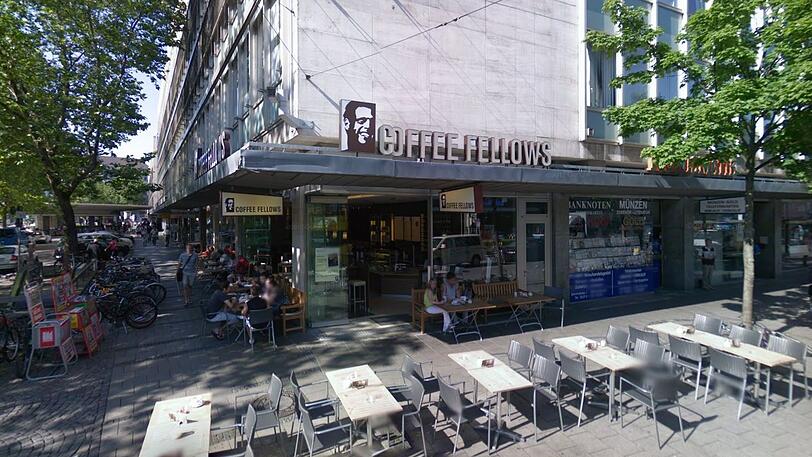 In der Freischankfläche der Coffee-Fellows-Filiale im Bahnhofsviertel kam es am Samstag zu einer handfesten Auseinandersetzung.