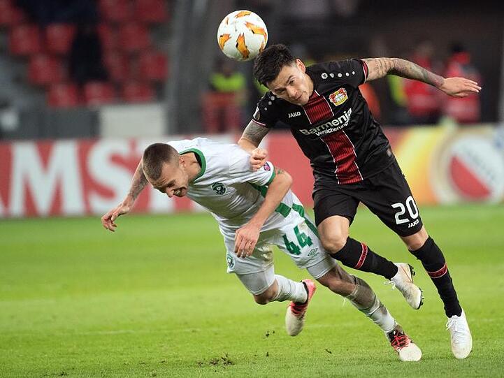 Kopfballduell zwischen Bayers Charles Mariano Aranguiz (r) und Jacek Goralski.