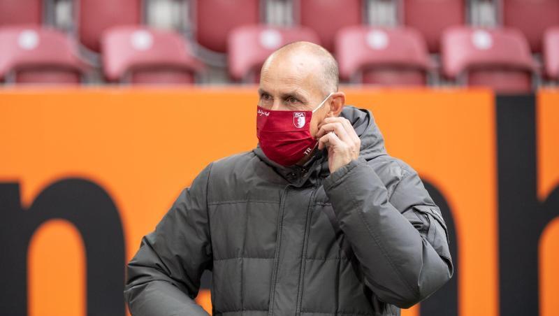 Trainer Heiko Herrlich mit Mundschutz-Maske.