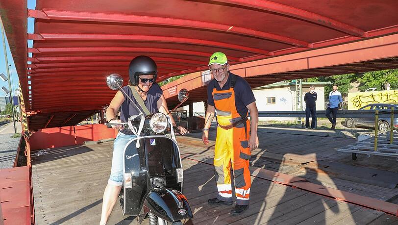 In der Slowakei und am Gardasee waren Marc und Silke mit ihren Vespas. Nun werden sie von Lademeister Kay Seidler auf den Zug gelotst.