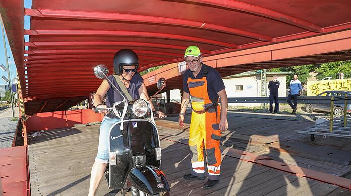 In der Slowakei und am Gardasee waren Marc und Silke mit ihren Vespas. Nun werden sie von Lademeister Kay Seidler auf den Zug gelotst.