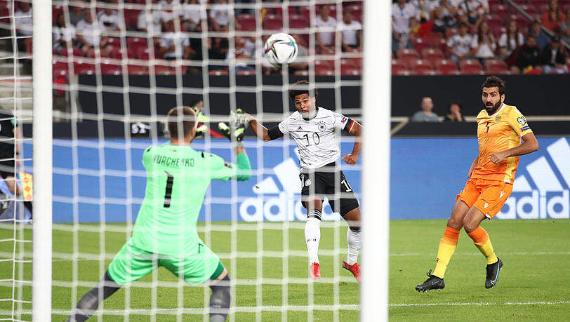 Rein damit: Serge Gnabry trifft volley zum 1:0 gegen Armenien. Rein damit: Serge Gnabry trifft volley zum 1:0 gegen Armenien.