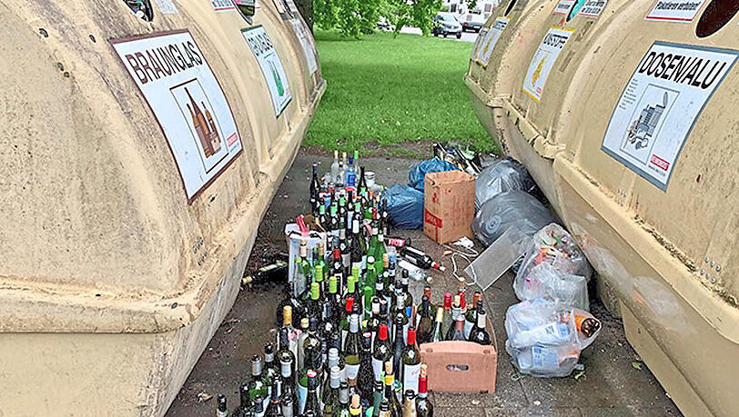 An der Wertstoffinsel Fresenius-/Fasanenstraße wird oft Müll neben die Container gelegt.  Foto: Bürgerinitiative Müll München