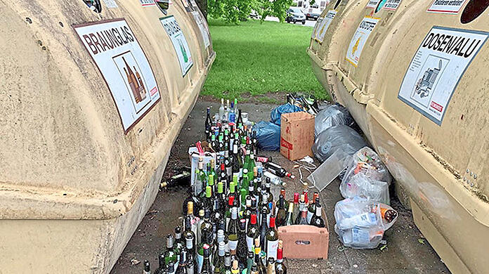An der Wertstoffinsel Fresenius-/Fasanenstraße wird oft Müll neben die Container gelegt.  Foto: Bürgerinitiative Müll München