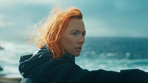 Rona (Saoirse Ronan) auf den Orkney-Inseln kurz vor der Rückkehr ins Leben, das ein anders sein muss und wird als zuvor.