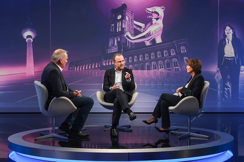 Sandra Maischberger sprach am Dienstagabend mit Jan van Aken (links) und Peter Neumann.
