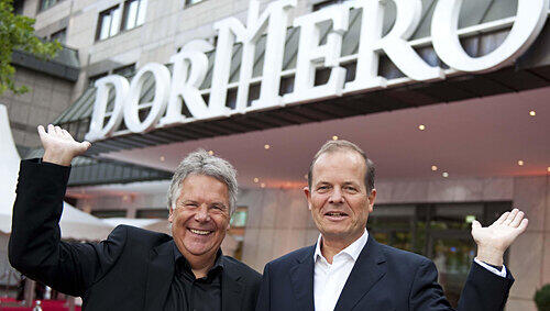 ans Rudolf Wöhrl (l.) und Henning von der Forst (Nürnberger Versicherung) vor dem 4-Sterne-Hotel „Dormero“ in Hannover. ans Rudolf Wöhrl (l.) und Henning von der Forst (Nürnberger Versicherung) vor dem 4-Sterne-Hotel „Dormero“ in Hannover.