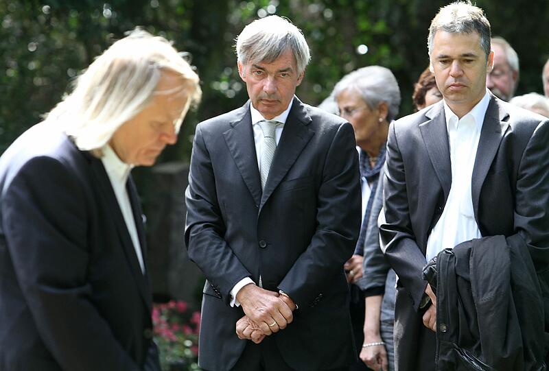 Letzte Ehre für einen großen Spielerberater: Günter Netzer, Jupp Heynckes und Henry Maske erweisen Norbert Pflippen die letzte Ehre. Die Bilder
