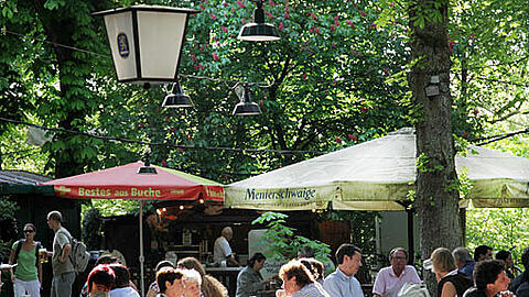 So stellt man sich einen Biergarten vor: Genießen im Grünen in der Menterschwaige.
