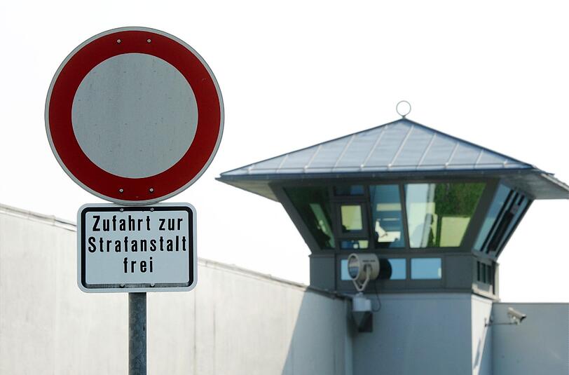 In Stadelheim wurde mit Mobiltelefonen gedealt. Angeklagt sind der mutmaßliche Chef der Gruppe, seine Freundin und drei Gefangene.