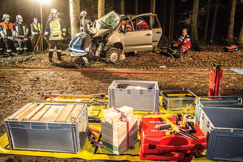 Eine Fahranfängerin verunglückte am Mittwochabend mit einer Beifahrerin im Waldstück bei Pallin, weil das Heck ausbrach. Beide wurden schwer verletzt. Das Auto wurde komplett beschädigt.