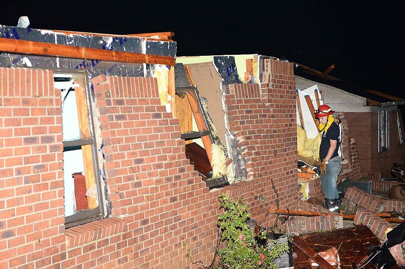 Louisville (Mississippi): Katastrophenhelfer suchen in den Resten dieses Hauses nach Überlebenden. Die Tornado-Serie hat bereits 29 Todesopfer gefordert.