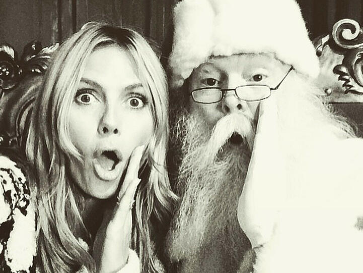 Auf frischer Tat ertappt: Heidi Klum und der Weihnachtsmann