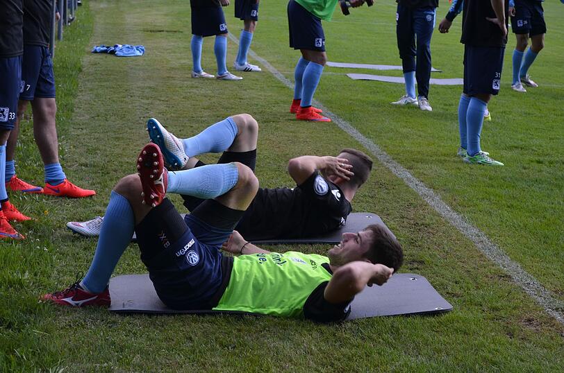 Trainer Torsten Fröhling und Co. in der Saisonvorbereitung bei der Arbeit - der TSV 1860 hat sein erstes Trainingslager in Bodenmais aufgeschlagen.
