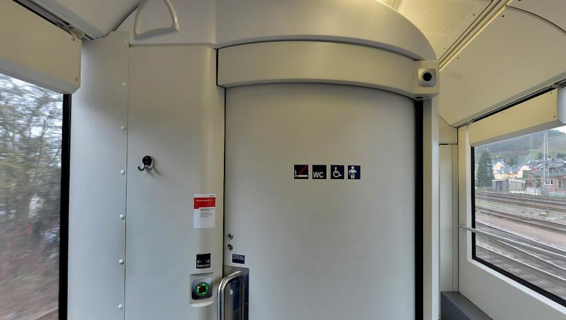 Weil die Zugtoilette nicht funktionierte, hat sich eine Frau in die Hose gemacht. Schmerzensgeld bekommt sie nicht. Weil die Zugtoilette nicht funktionierte, hat sich eine Frau in die Hose gemacht. Schmerzensgeld bekommt sie nicht.