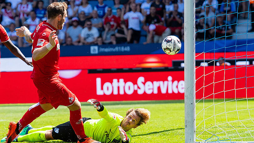 Der Kölner Rafael Czichos (links) überwindet Bochums Torwart Manuel Riemann - und trifft zum 2:0-Endstand.