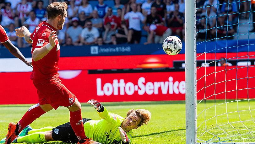 Der Kölner Rafael Czichos (links) überwindet Bochums Torwart Manuel Riemann - und trifft zum 2:0-Endstand. Der Kölner Rafael Czichos (links) überwindet Bochums Torwart Manuel Riemann - und trifft zum 2:0-Endstand.