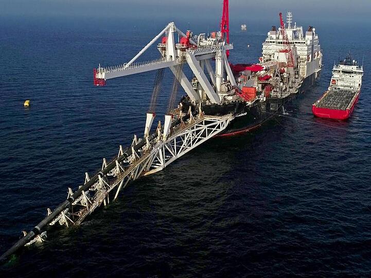 Ein Verlegeschiff verlegt in der Ostsee vor der Insel Rügen Rohre für die Gaspipeline Nord Stream 2 (Archiv).