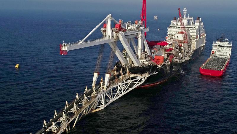 Ein Verlegeschiff verlegt in der Ostsee vor der Insel Rügen Rohre für die Gaspipeline Nord Stream 2 (Archiv). Ein Verlegeschiff verlegt in der Ostsee vor der Insel Rügen Rohre für die Gaspipeline Nord Stream 2 (Archiv).