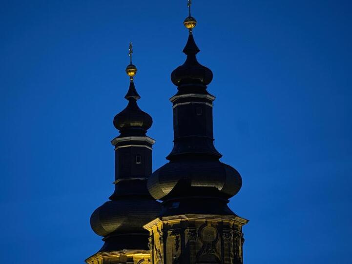 Das Kloster Banz ist während der blauen Stunde erleuchtet. Foto: Nicolas Armer/Archivbild