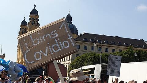 Ein Transparent auf einer sogenannten "Querdenker-Demo", hier am Odeonsplatz im September 2021.