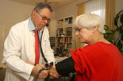 "Man kann mit ihm reden&ldquo;, sagt Patientin Rose-Marie Donner über ihren Hausarzt Christoph Grassl.