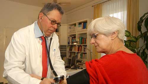 "Man kann mit ihm reden“, sagt Patientin Rose-Marie Donner über ihren Hausarzt Christoph Grassl. "Man kann mit ihm reden“, sagt Patientin Rose-Marie Donner über ihren Hausarzt Christoph Grassl.
