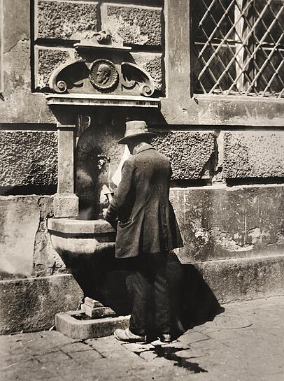 Diesen geschwungenen Trinkbrunnen ließ die Stadt 1899 erbauen. Diesen geschwungenen Trinkbrunnen ließ die Stadt 1899 erbauen.