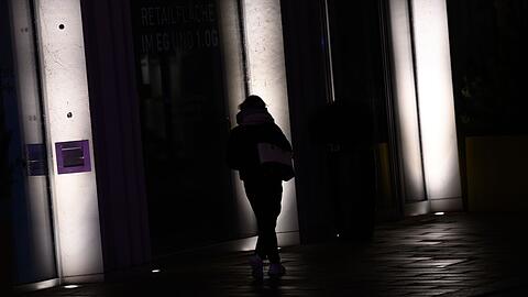 Laut einer Befragung meidet mehr als jede zweite Frau "häufig" oder "sehr oft" bestimmte Straßen, Parks oder Plätze, weil sie sich dort nicht sicher fühlt.