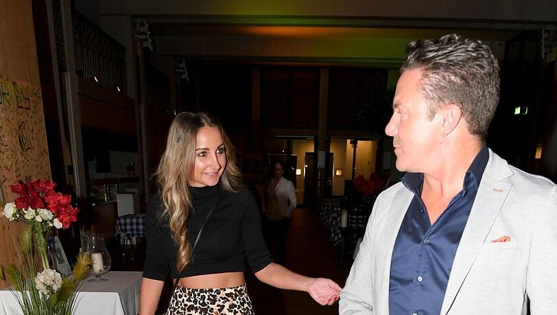 Versteckspiel: Stefan Mross und seine Freundin Eva Luginger. Versteckspiel: Stefan Mross und seine Freundin Eva Luginger.
