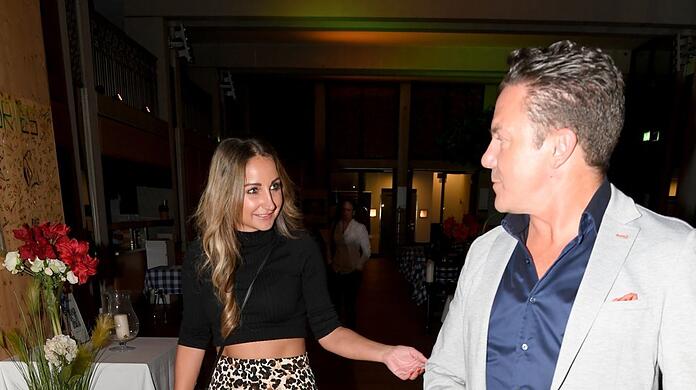 Versteckspiel: Stefan Mross und seine Freundin Eva Luginger.