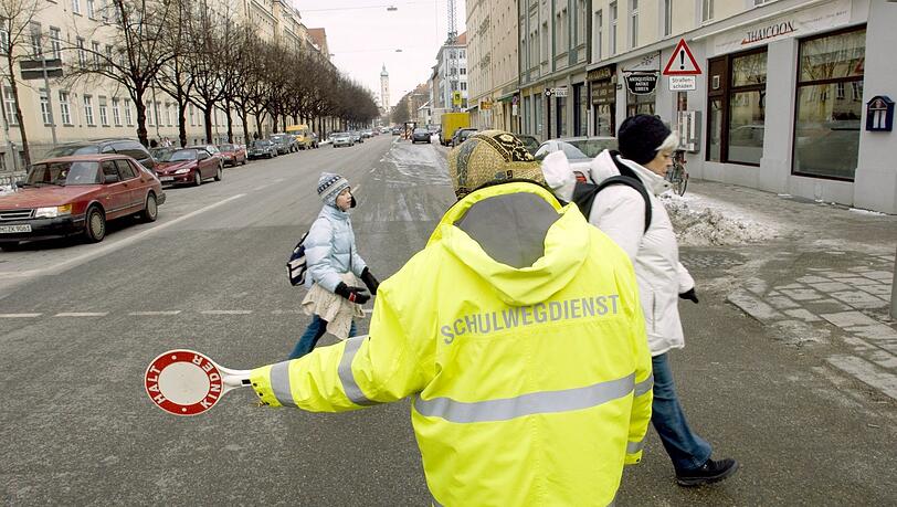 Eine Schulweghelferin in München.