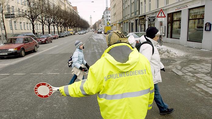 Eine Schulweghelferin in München.