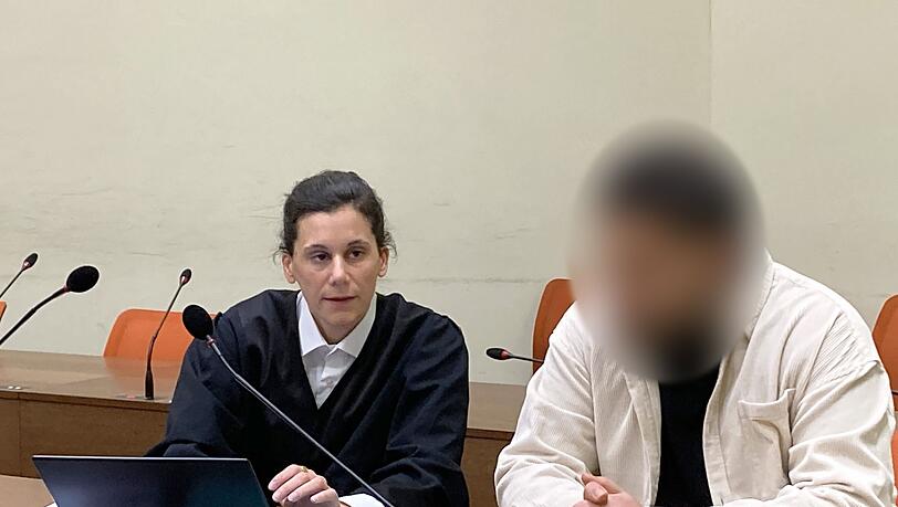 Ein 22-Jähriger sitzt mit seiner Anwältin Daniela Gabler im Dezember 2023 auf der Anklagebank des Amtsgerichts München.