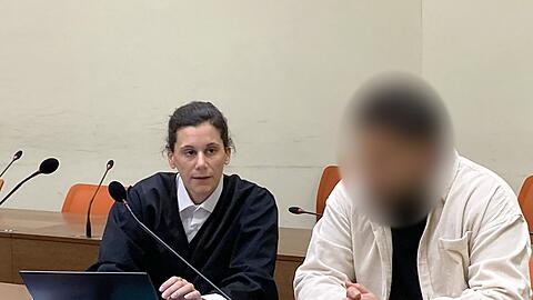 Ein 22-Jähriger sitzt mit seiner Anwältin Daniela Gabler im Dezember 2023 auf der Anklagebank des Amtsgerichts München.