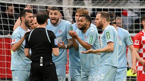 Die Kölner hoffen weiter auf die Rettung vor dem siebten Abstieg in der Vereinsgeschichte.