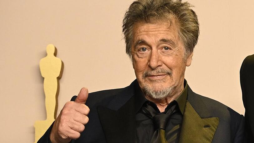 Der oscarprämierte Schauspieler legt die Karten auf den Tisch.